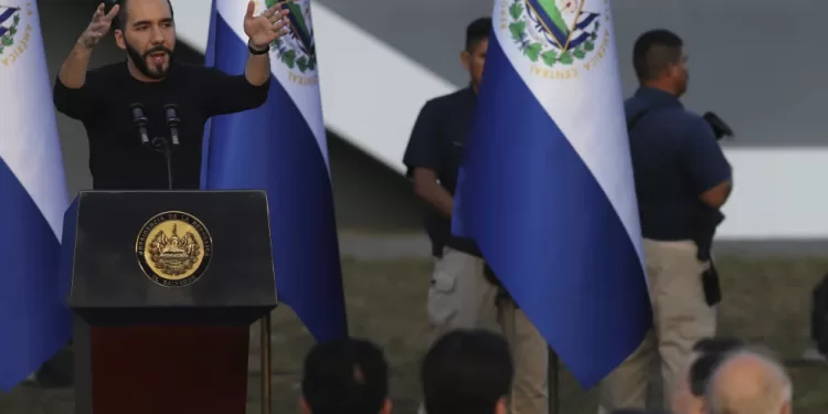 El presidente de El Salvador, Nayib Bukele, ofrece un discurso en la inauguración de un centro industrial de datos en Ciudad Arce