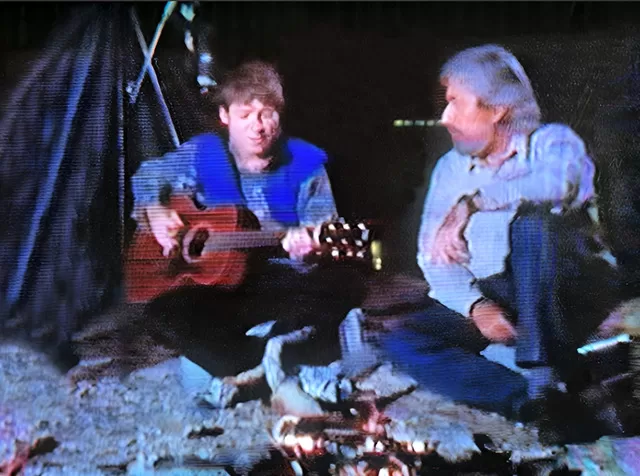 John Denver interpreta su canción de las ballenas y Jean-Michel escucha atentamente.