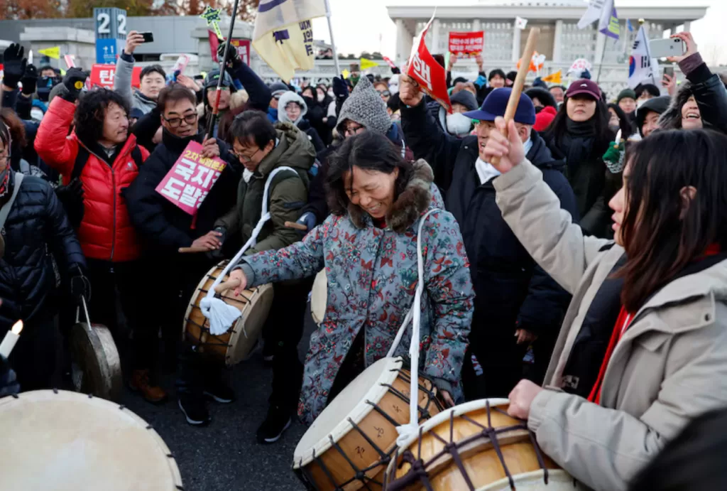 La gente celebra después de que el parlamento de Corea del Sur aprobara una segunda moción de impeachment contra el presidente Yoon Suk Yeol. Crédito: REUTERS/Kim Soo-hyeon 