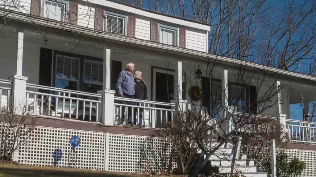 Donna y Gary Lindabury en su casa de Vylas, Carolina del Norte.NBC News