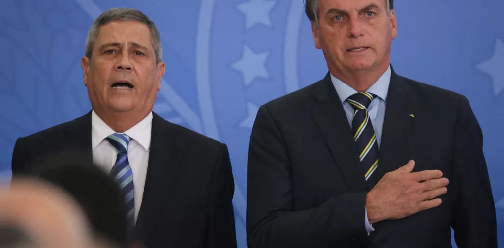 El jefe de Gabinete de Brasil, Walter Braga Netto, con el presidente Jair Bolsonaro. NettoFoto: Bloomberg. 