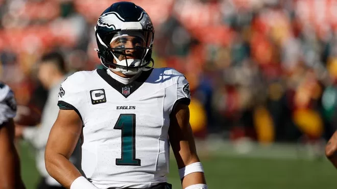 Jalen Hurts queda descartado del partido entre los Eagles y Commanders. Crédito LA NACIÓN 