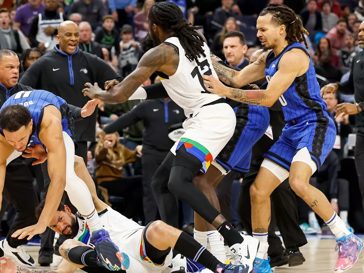 Batalla campal culmina con tres expulsados en el partido entre Suns y Mavericks. Crédito INFOBAE