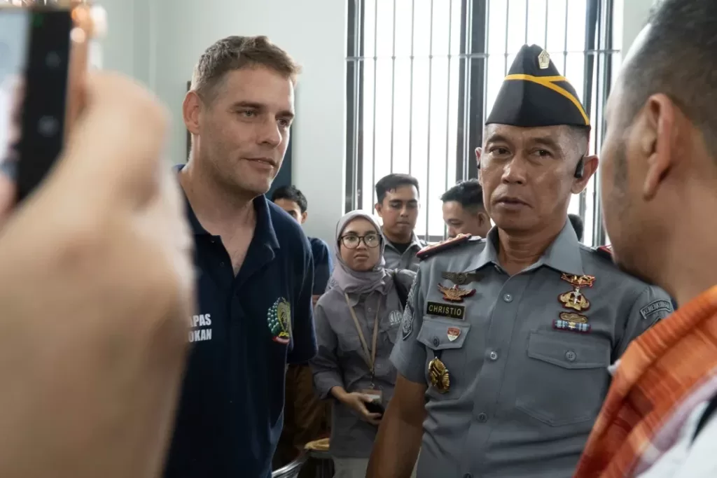 Matthew Norman, a la izquierda, habla con el consejo de representantes de Indonesia en la prisión de Kerobokan en Bali, Indonesia, el 6 de diciembre de 2024. Firdia Lisnawati/AP/Archivo