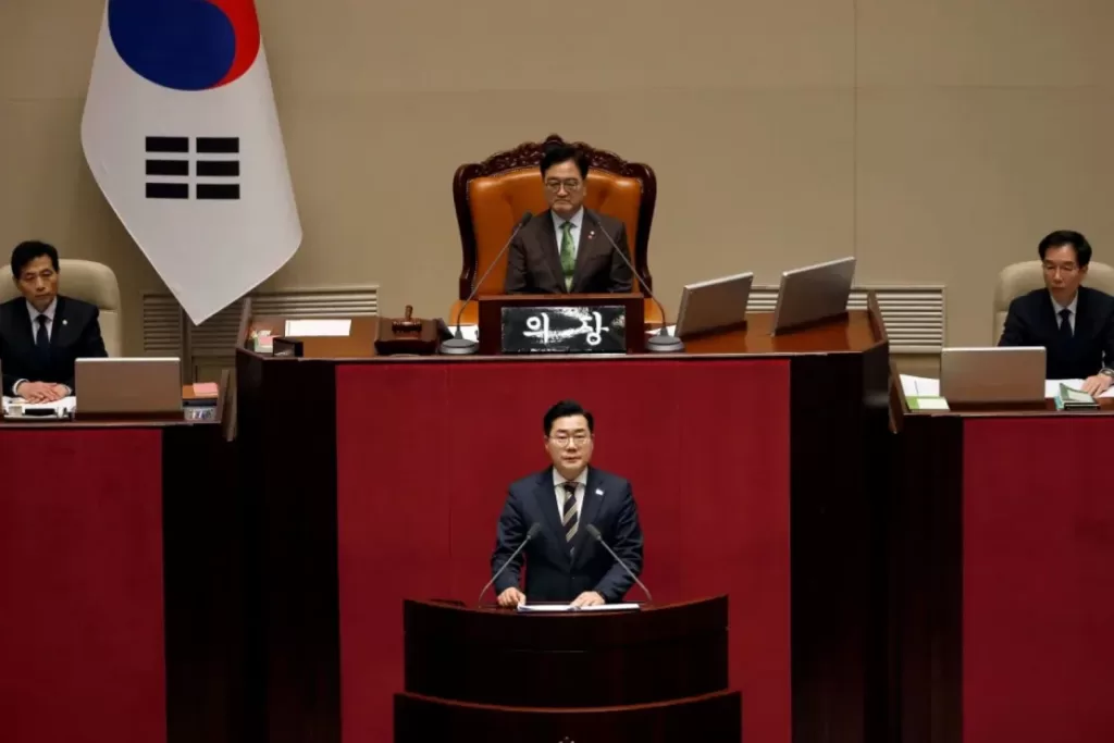 Park Chan-dae, líder de la bancada del Partido Democrático, habla durante la sesión plenaria para la votación de la destitución en la Asamblea Nacional en Seúl el 14 de diciembre. Woohae Cho/Pool/AFP/Getty Images