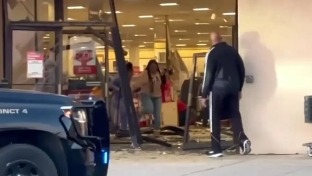 Persecución acaba con hombre muerto y cinco heridos en centro comercial de Texas. Crédito: Telemundo Dallas