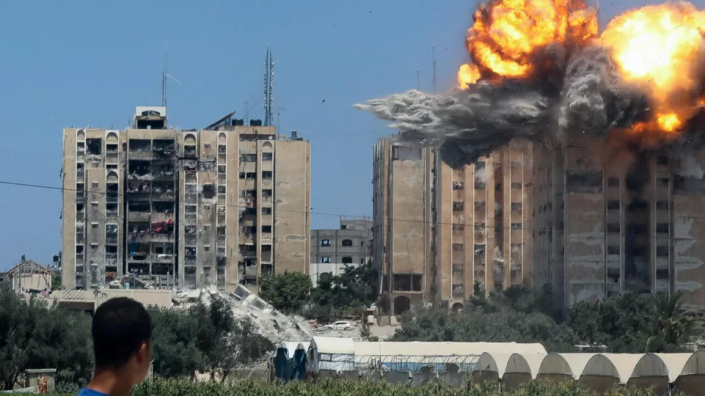 Se produce una explosión tras un ataque aéreo israelí contra un edificio residencial, en medio del conflicto entre Israel y Hamás, en Nuseirat, en el centro de la Franja de Gaza , el 20 de julio de 2024. REUTERS - Omar Naaman