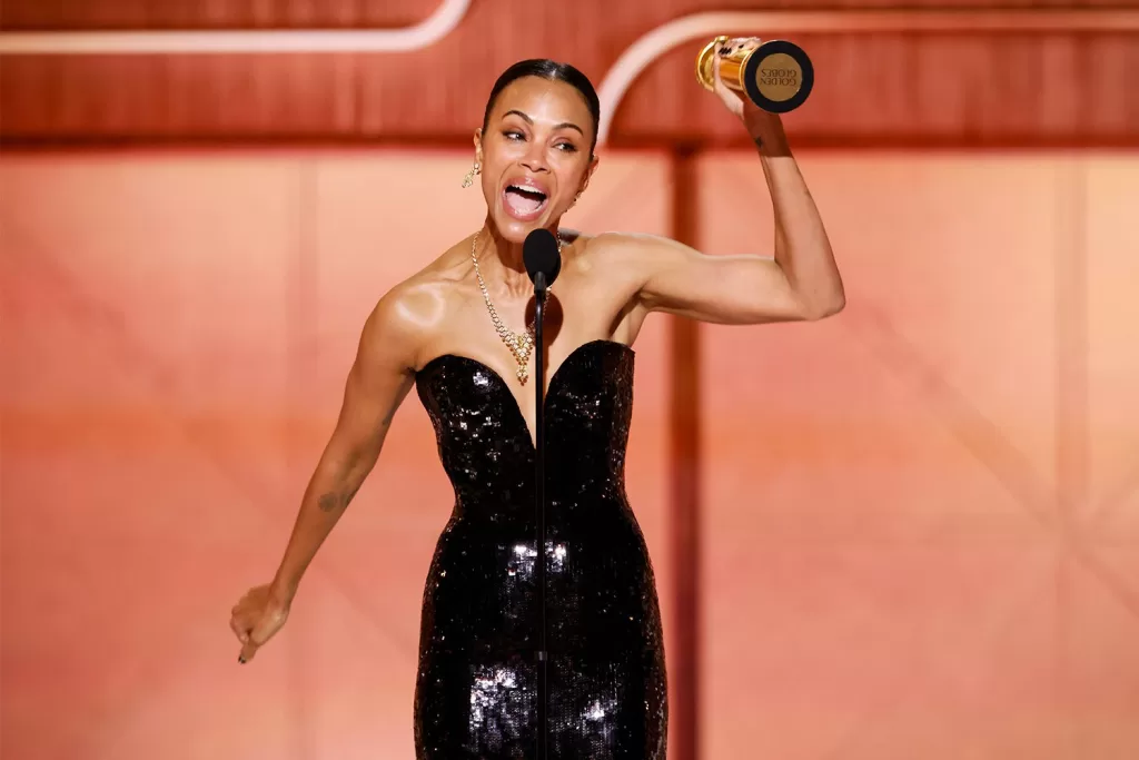 Zoe Saldaña recibiendo su premio en los Golden Globes 2025. Crédito: People