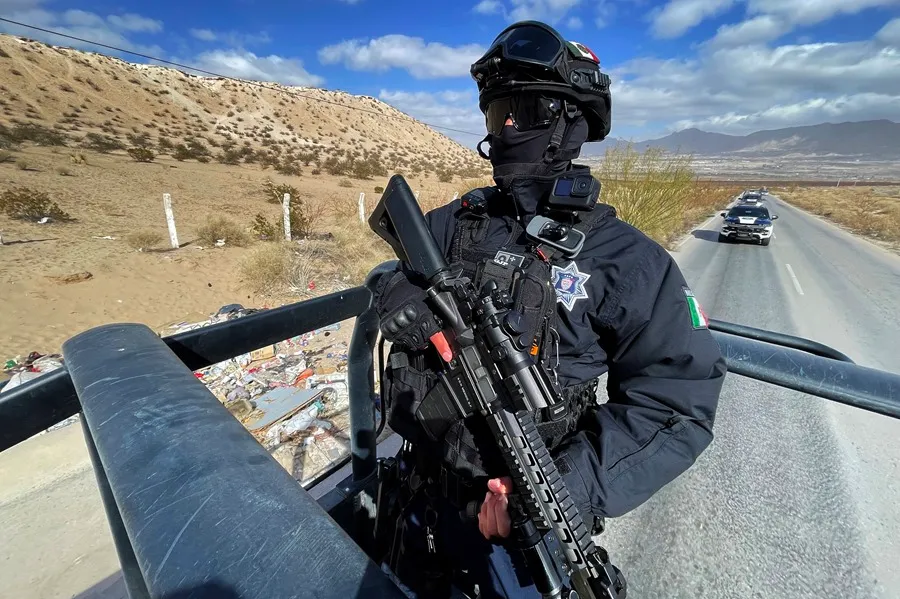 29 NARCOTRAFICANTES DE MÉXICO A EE.UU. Fotografía de archivo de un integrante de la Policía Estatal de México en un operativo en Ciudad Juárez (México). EFE/ Luis Torres