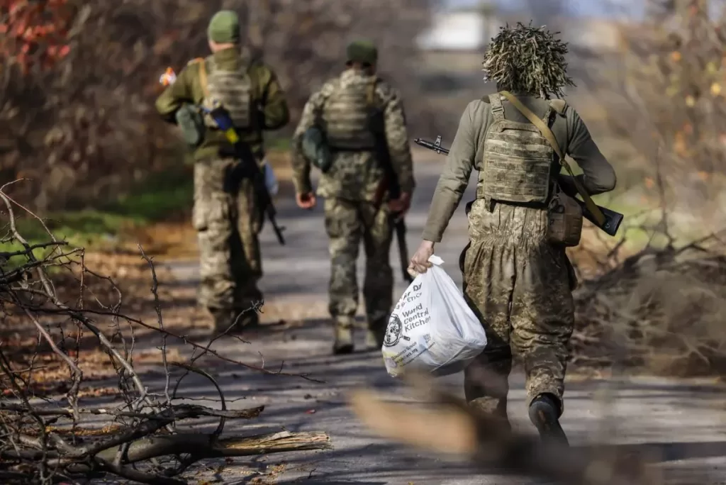 AVANCES PARA FIN DE LA GUERRA. Soldados ucranianos en una calle de Jersón. EFE/EPA/Hannibal Hanschke