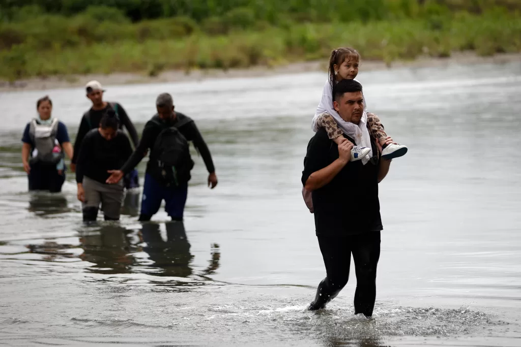 Ice en crisis. Migrantes cruzan el río Tuquesa luego de atravesar la selva del Darién, en el Darien (Panamá). EFE/ Bienvenido Velasco