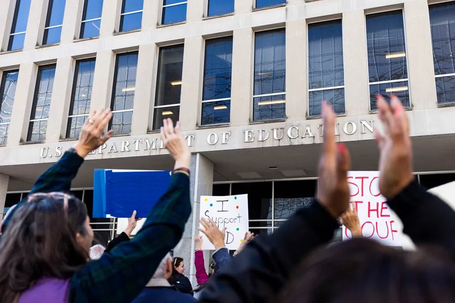 Departamento de Educación se reduce. Personas expresan su respaldo al Departamento de Educación de EE.UU. y el rechazo a las medidas del presidente Donald Trump, este 11 de marzo de 2025, en Washington. EFE/Jim Lo Scalzo