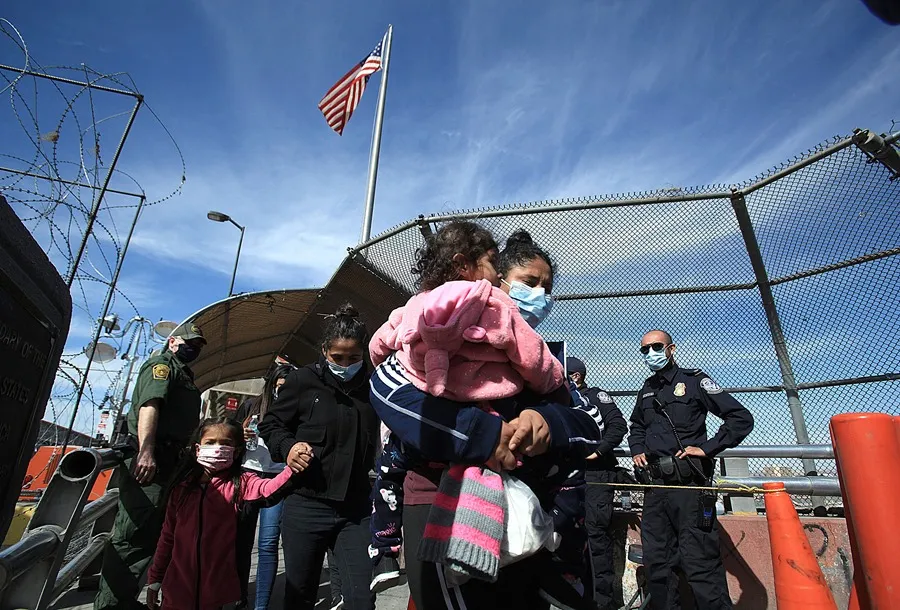 ICE en crisis. Grupos de migrantes centroamericanos son deportados desde Estados Unidos a México, en una fotografía de archivo. EFE/ Luis Torres