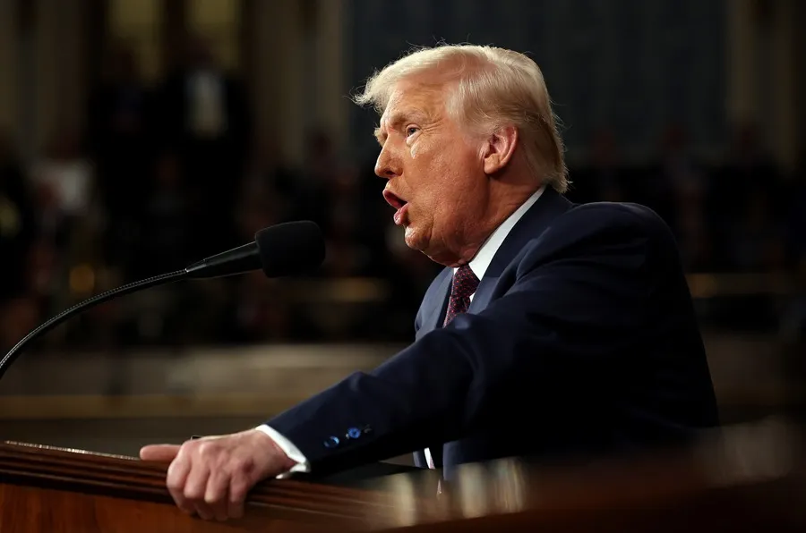 DISCURSO EN MEDIO DE TENSIÓN. El presidente de Estados Unidos, Donald Trump, se dirige a una sesión conjunta del Congreso de Estados Unidos en el Capitolio de Estados Unidos. EFE/EPA/Win Mcnamee / POOL