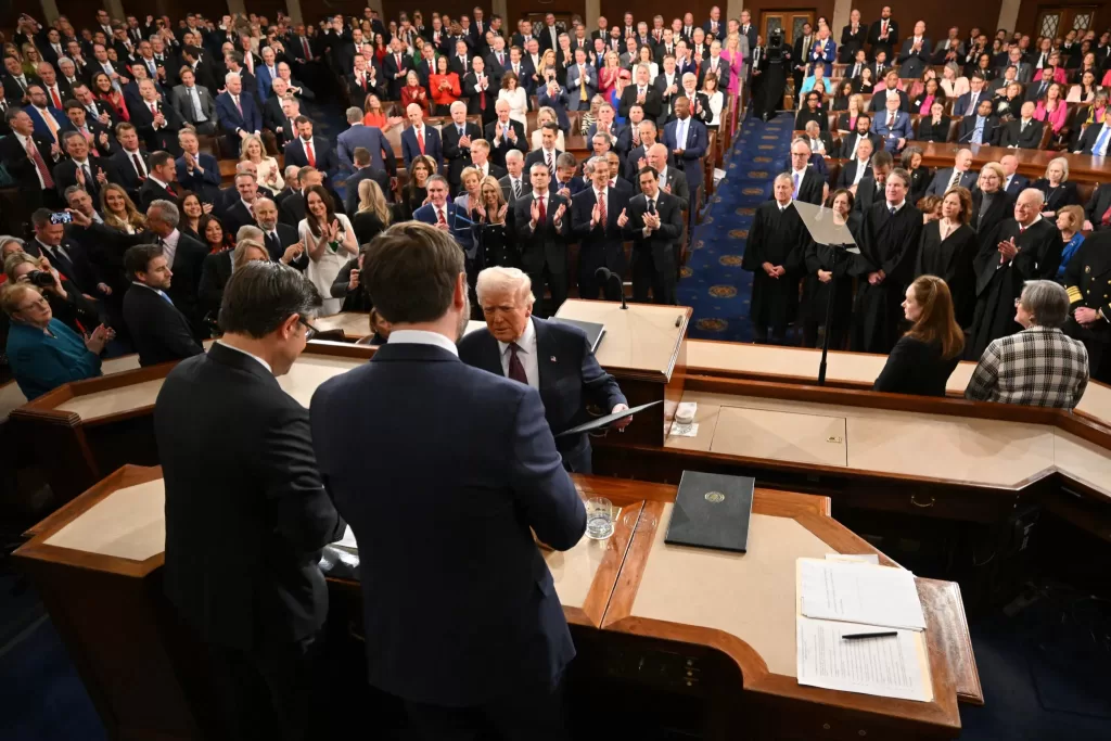 DISCURSO EN MEDIO DE TENSIÓN. Fotografía del presidente de Estados Unidos, Donald Trump, durante su discurso ante el Congreso en Washington (EE.UU.) EFE/EPA/ Mandel Ngan